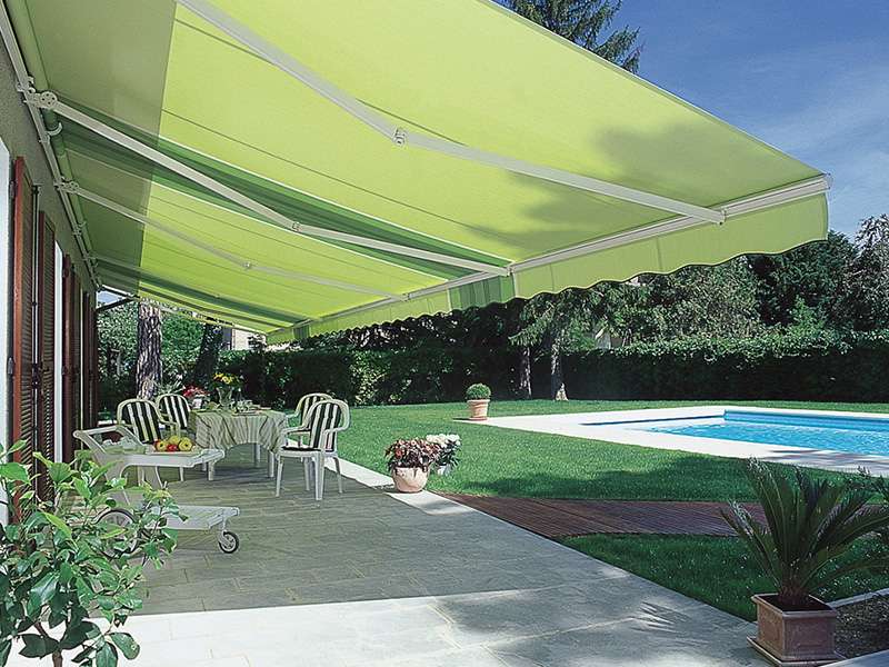 Store banne déployé au-dessus d’une terrasse